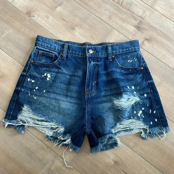 No Boundaries Pants - 4/$25 No Boundaries Distressed Paint Splatter Junior Shorts Sz 9